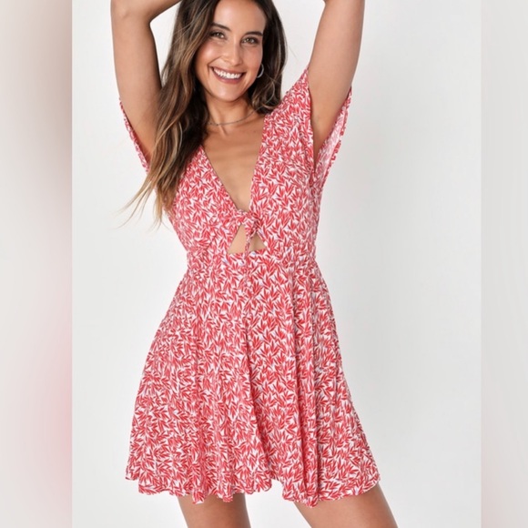 Dondi Red and White Print Tie-Front Short Sleeve Romper Medium - Picture 8 of 9